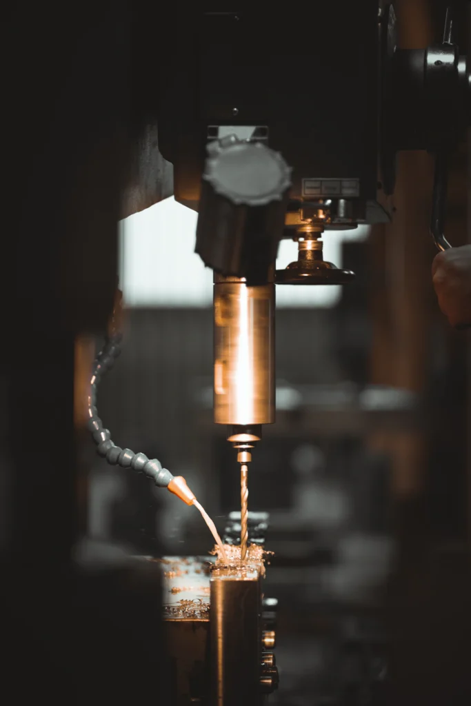 Máquina trabajando una pieza de metal